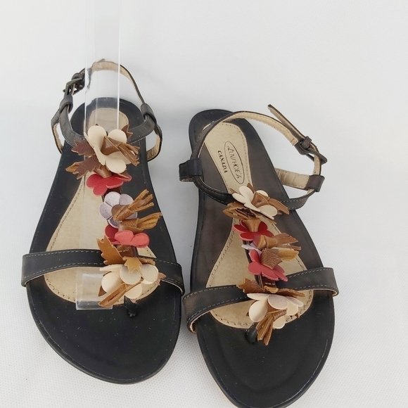 𝅺LUVSHOE'S Canada flat leather sandals size 37 flowers embellishments - Picture 2 of 11